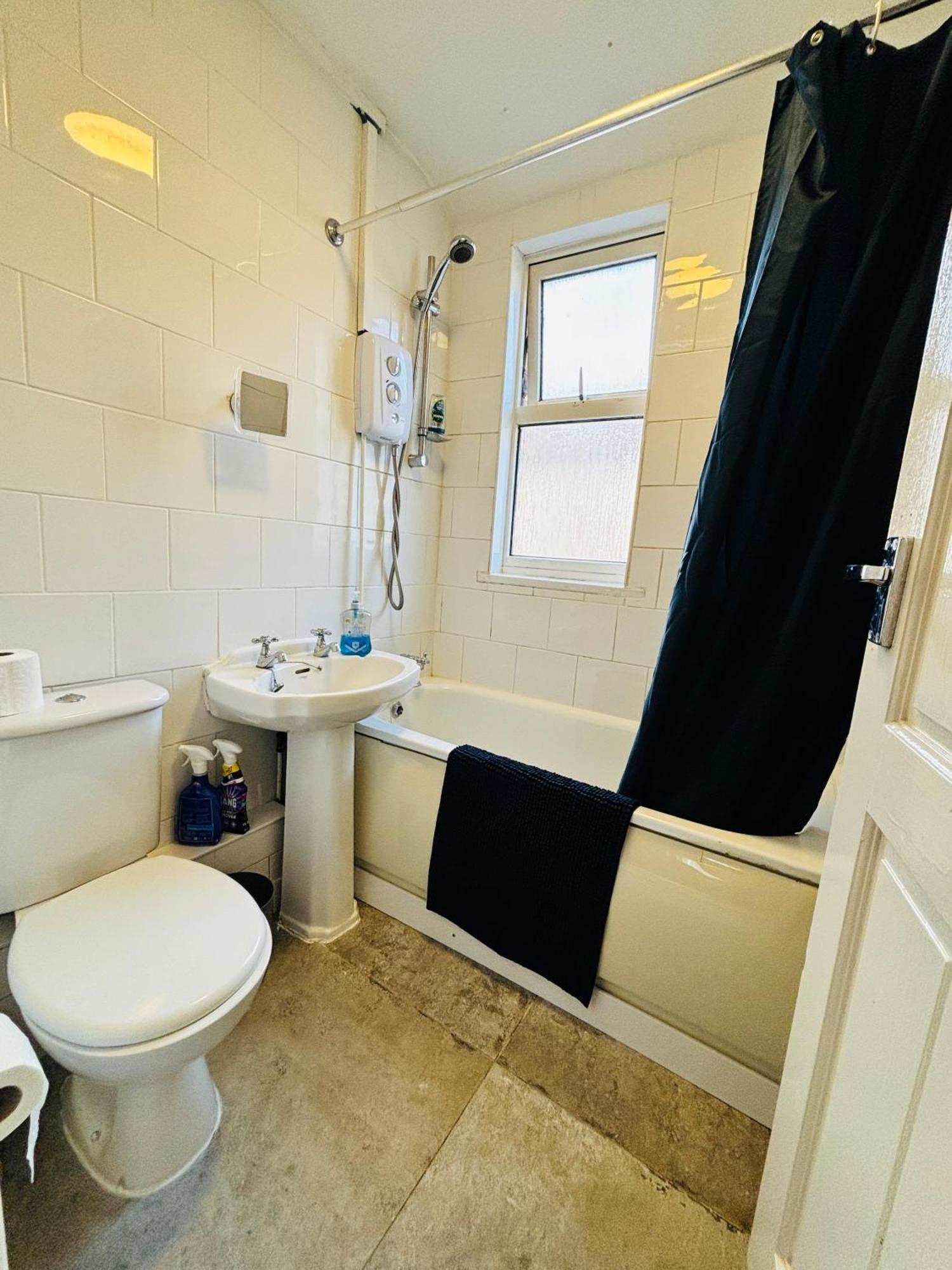 Entire 3 Bedroom House- Free Parking Liverpool Exterior photo